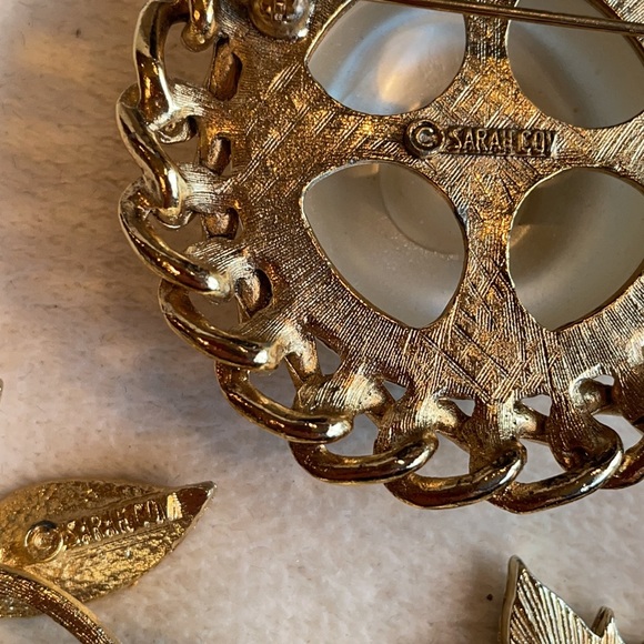 Three Sarah Coventry vintage brooches - Picture 6 of 8